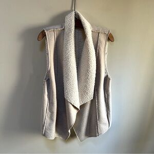 Lola & Sophie ~ new ~ Faux Suede Sherpa Lined Open Front Vest in size Large